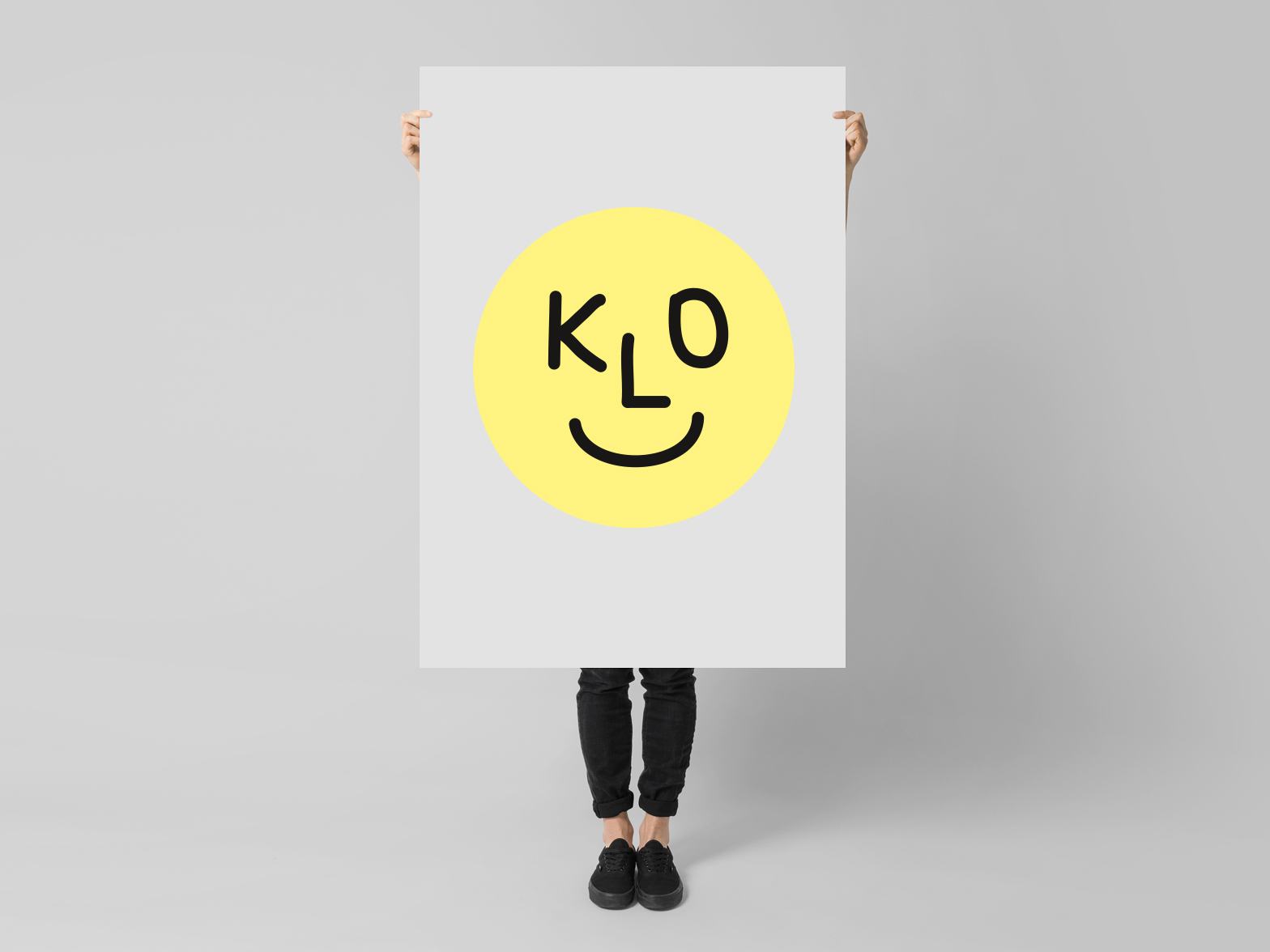 Person mit Smiley Plakat